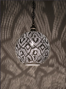  [[Hand forged metal hanging light, 40 cm///Lampe à suspendre en métal forgé à la main, 40 cm]]