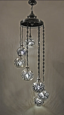  [[Hand forged spiral metal chandelier with 7 round globes///Lustre en métal en spirale forgé à la main avec 7 globes ronds]]