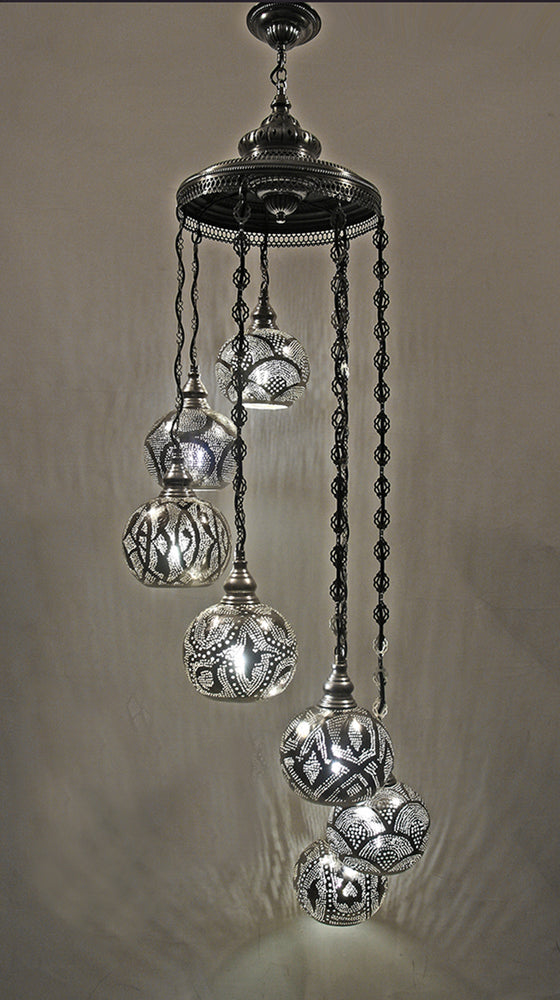 [[Hand forged spiral metal chandelier with 7 round globes///Lustre en métal en spirale forgé à la main avec 7 globes ronds]]