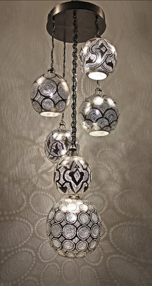  [[Hand forged metal chandelier with 6 globes///Lustre en métal forgé à la main avec 6 globes]]