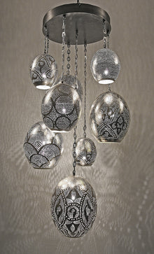  [[Hand forged metal chandelier with 7 mixed globes///Lustre en métal forgé à la main avec 7 globes mixtes]]