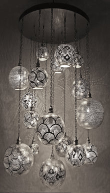  [[Hand forged metal chandelier with 16 mixed globes///Lustre en métal forgé à la main avec 16 globes mélangés]]