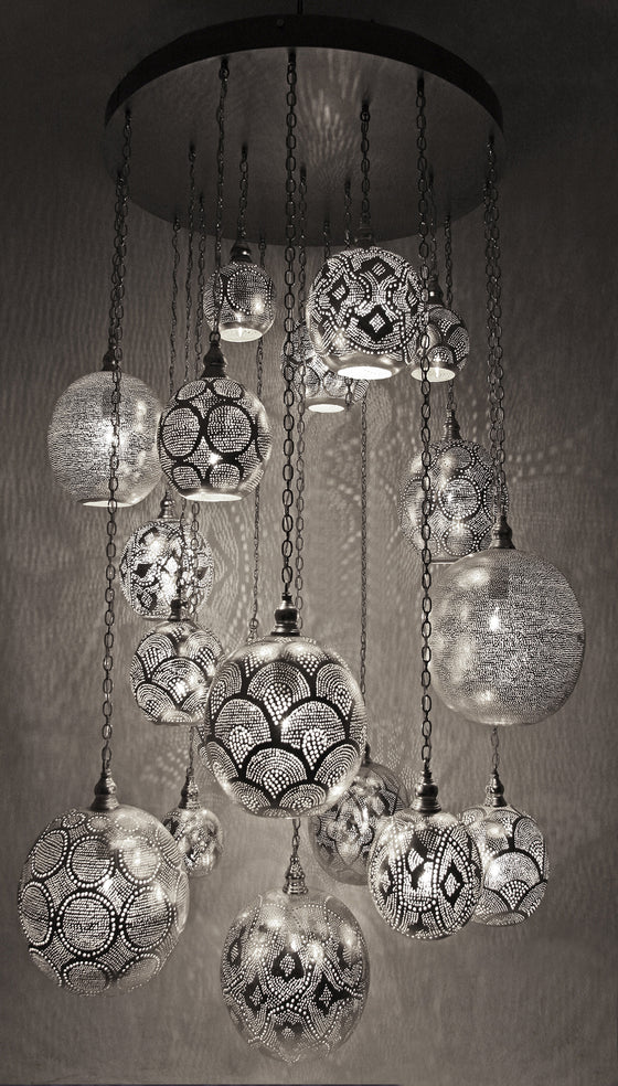 [[Hand forged metal chandelier with 16 mixed globes///Lustre en métal forgé à la main avec 16 globes mélangés]]