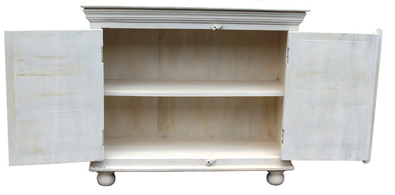 [[Whitewashed vintage cabinet with decorative doors///Armoire ancienne blanchie à la chaux avec portes décoratives]]