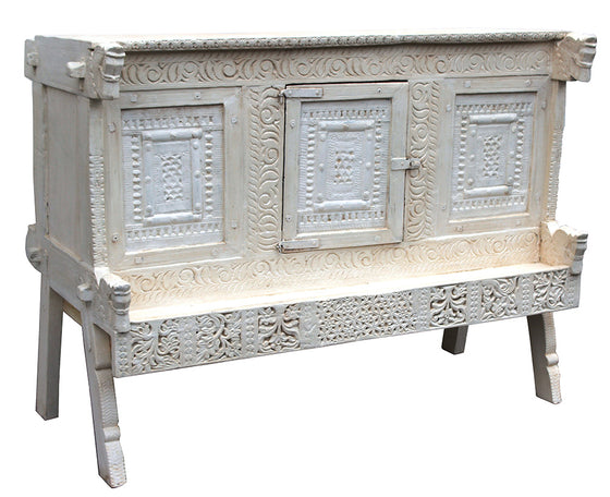 [[Whitewashed Damchiya dresser///Commode Damchiya blanchie à la chaux]]