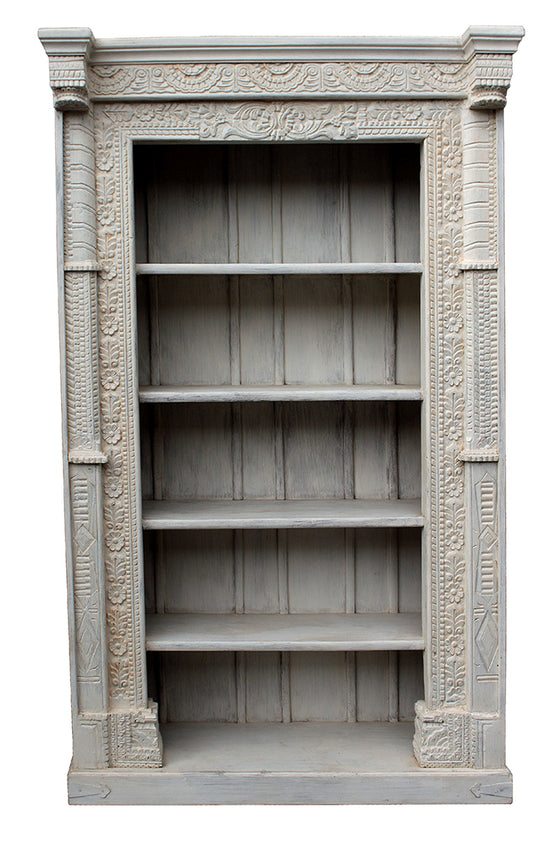[[Large whitewashed bookshelf with an old Indian door frame///Grande bibliothèque blanchie à la chaux avec un vieux cadre de porte indien]]