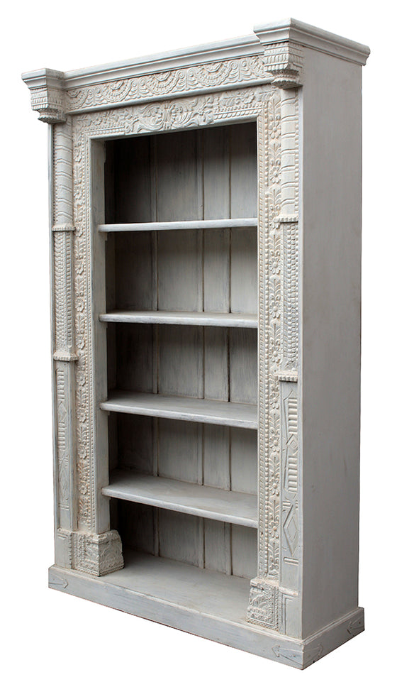 [[Large whitewashed bookshelf with an old Indian door frame///Grande bibliothèque blanchie à la chaux avec un vieux cadre de porte indien]]
