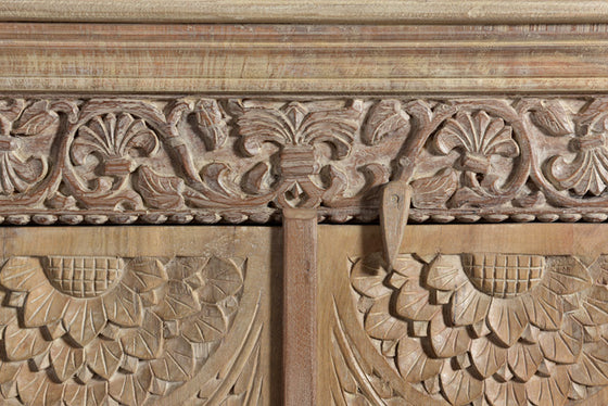 [[Vintage cabinet with a floral hand carved facade///Armoire vintage avec une façade florale sculptée à la main]]