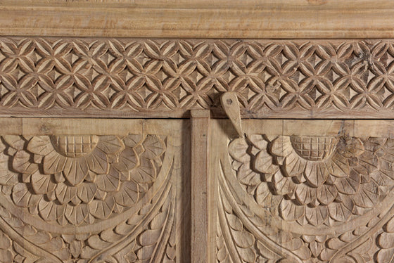 [[Vintage cabinet with a floral hand carved facade///Armoire vintage avec une façade florale sculptée à la main]]