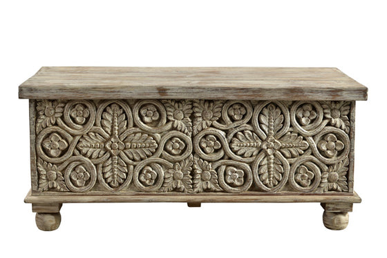 [[Vintage chest with a carved facade///Vieux coffre avec une façade sculptée]]