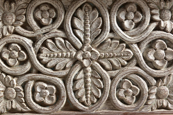 [[Vintage chest with a carved facade///Vieux coffre avec une façade sculptée]]
