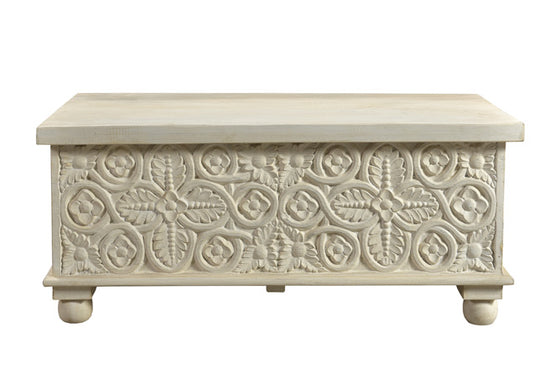 [[Whitewashed vintage chest with a carved facade///Coffre vintage blanchi à la chaux avec une façade sculptée]]