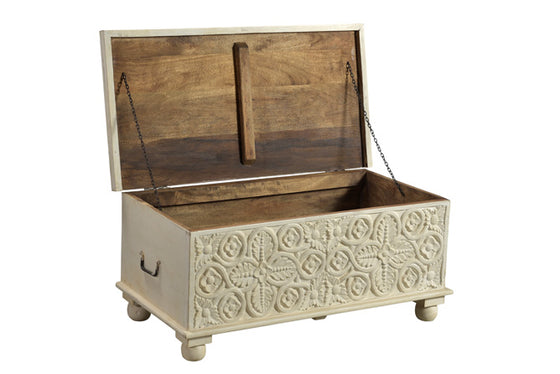 [[Whitewashed vintage chest with a carved facade///Coffre vintage blanchi à la chaux avec une façade sculptée]]
