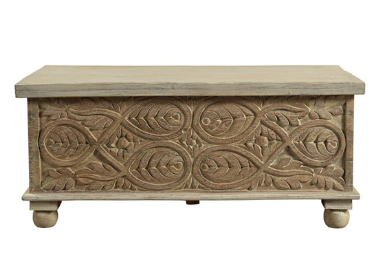 [[Natural beige vintage chest with a carved facade///Coffre vintage beige naturel avec une façade sculptée]]