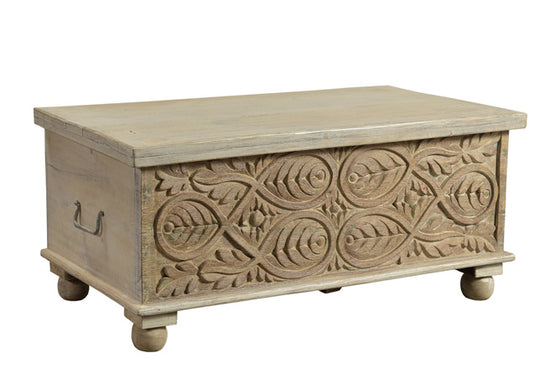[[Natural beige vintage chest with a carved facade///Coffre vintage beige naturel avec une façade sculptée]]