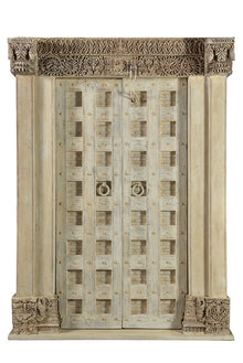  [[Antique white and beige old Rajasthani teak wood door///Porte antique en ancien bois de teck blanc et beige du Rajasthan]]