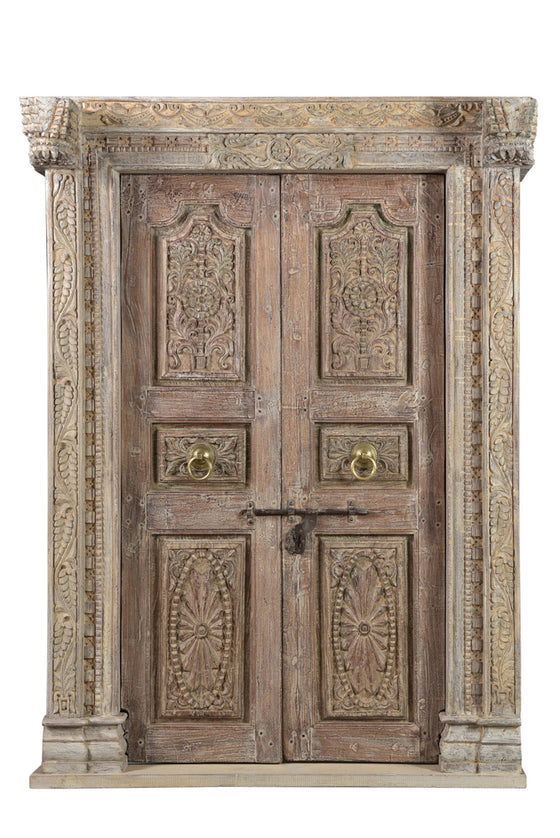 [[Pastel beige old Rajasthani teak wood door///Porte beige pastel en bois de teck du Rajasthan]]
