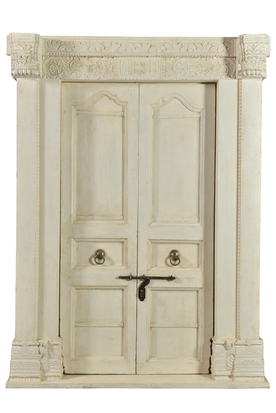[[Whitewashed old Rajasthani teak wood door///Vieille porte en bois de teck du Rajasthan blanchie à la chaux]]