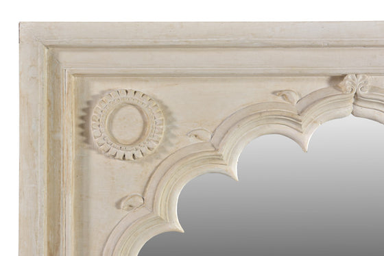 [[Whitewashed old teak wood window frame with a mirror///Cadre de fenêtre en vieux bois de teck blanchi à la chaux avec un miroir]]