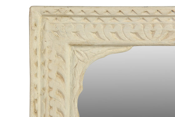 [[Whitewashed old teak wood window frame with a mirror///Cadre de fenêtre en vieux bois de teck blanchi à la chaux avec un miroir]]