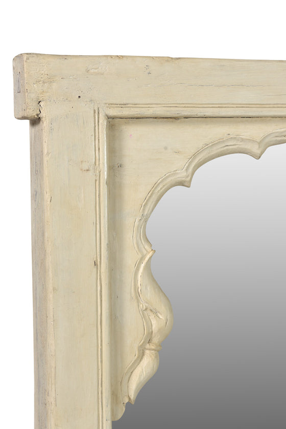 [[Whitewashed old window with a mirror///Ancienne fenêtre blanchie à la chaux avec un miroir]]