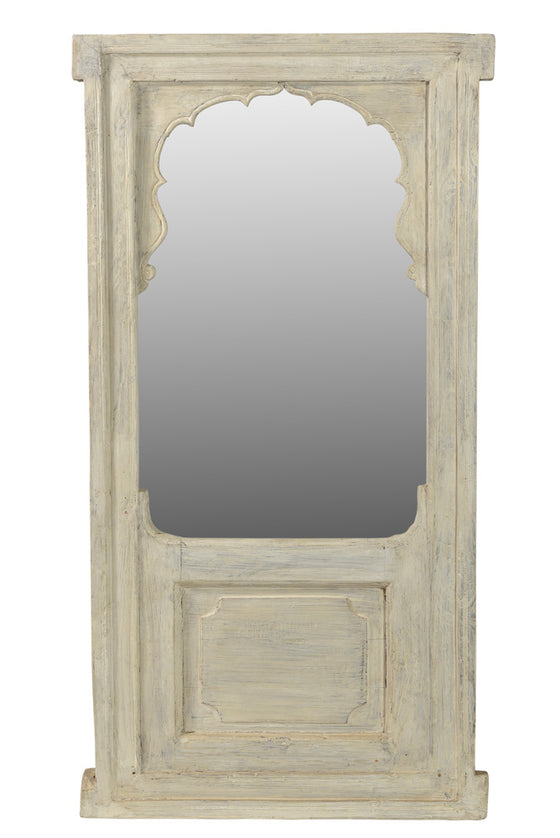 [[Whitewashed old window with a mirror///Ancienne fenêtre blanchie à la chaux avec un miroir]]