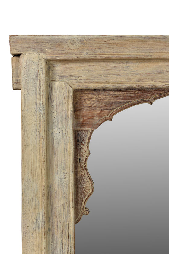 [[Pastel beige old window with a mirror///Ancienne fenêtre beige pastel avec un miroir]]