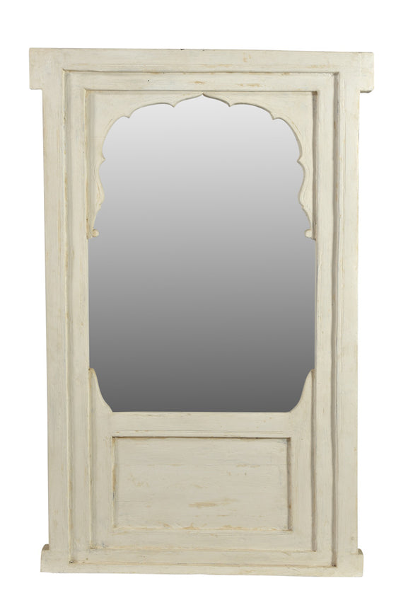 [[Whitewashed old window with a mirror///Ancienne fenêtre blanchie à la chaux avec un miroir]]
