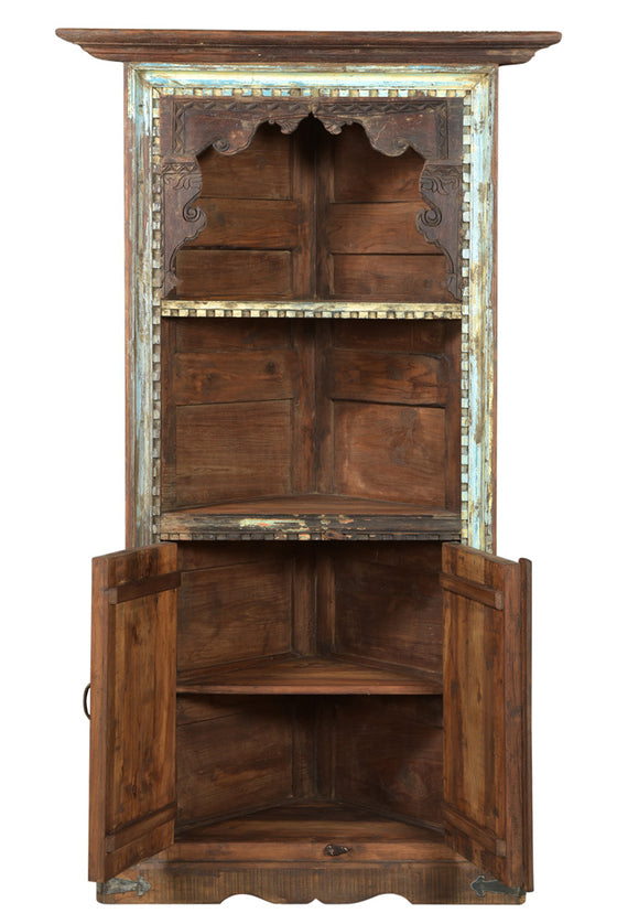 [[Vintage corner cabinet with old carvings///Armoire d'angle vintage avec de vieilles sculptures]]