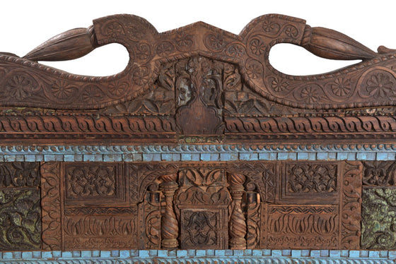 [[Vintage sofa bench with old carvings/// Banc-Sofa vintage avec de vieilles sculptures]]