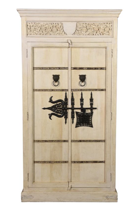 [[Whitewashed wardrobe with old doors and a vintage lock///Armoire blanchie à la chaux avec des portes anciennes et une serrure d'époque]]