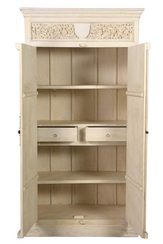[[Whitewashed wardrobe with old doors and a vintage lock///Armoire blanchie à la chaux avec des portes anciennes et une serrure d'époque]]
