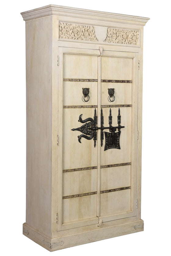 [[Whitewashed wardrobe with old doors and a vintage lock///Armoire blanchie à la chaux avec des portes anciennes et une serrure d'époque]]