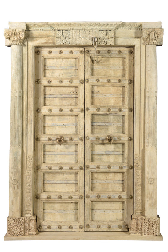 [[Old Rajasthani teak wood door///Ancienne porte en bois de teck Rajasthani]]