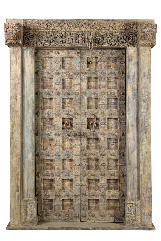 [[Old Rajasthani teak wood door///Ancienne porte en bois de teck Rajasthani]]