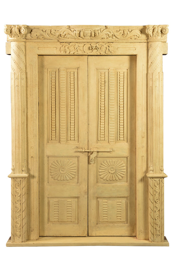 [[Old Rajasthani teak wood door///Ancienne porte en bois de teck Rajasthani]]