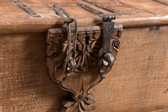 [[Old teak wood chest on wheels///Coffre sur roues en ancien bois de teck]]