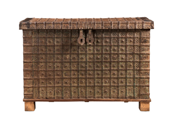 [[Old Indian teak wood chest///Coffre indien en ancien bois de teck]]