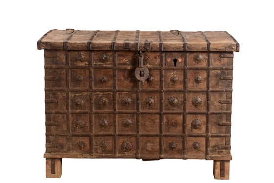 [[Old Indian teak wood chest///Coffre indien en ancien bois de teck]]