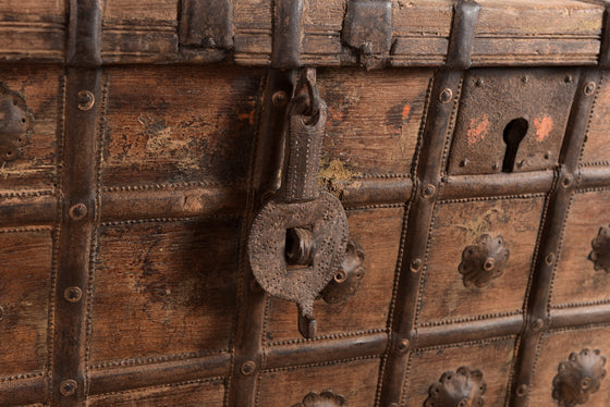 [[Old Indian teak wood chest///Coffre indien en ancien bois de teck]]