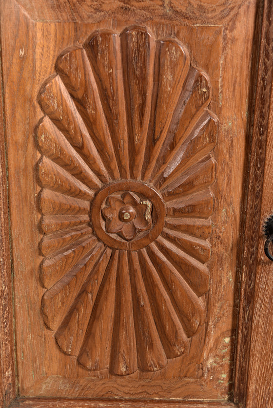 [[Hand carved Indian teak wood cabinet///Cabinet sculpté en ancien bois de teck indien]]