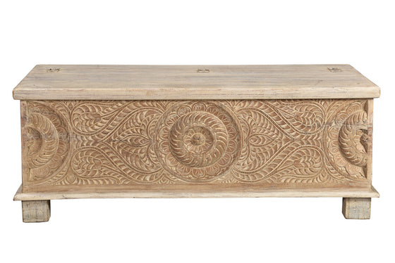 [[Pastel beige hand carved chest///Coffre beige pastel sculpté à la main]]