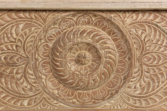 [[Pastel beige hand carved chest///Coffre beige pastel sculpté à la main]]