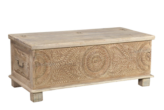 [[Pastel beige hand carved chest///Coffre beige pastel sculpté à la main]]