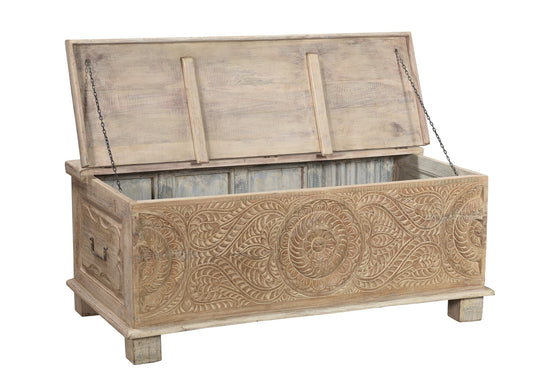 [[Pastel beige hand carved chest///Coffre beige pastel sculpté à la main]]
