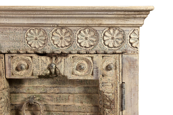 [[Hand carved cabinet with old Indian teak wood doors///Cabinet sculpté à la main avec anciennes portes en bois de teck indien]]