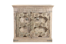  [[Hand carved cabinet with old Indian teak wood doors///Cabinet sculpté à la main avec portes anciennes en bois de teck indien]]