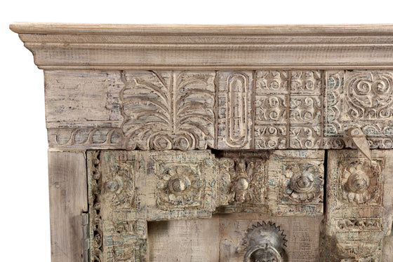 [[Hand carved cabinet with old Indian teak wood doors///Cabinet sculpté à la main avec portes anciennes en bois de teck indien]]
