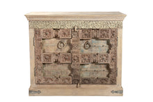 [[Hand carved cabinet with old Indian teak wood doors///Cabinet sculpté à la main avec portes anciennes en bois teck indien]]