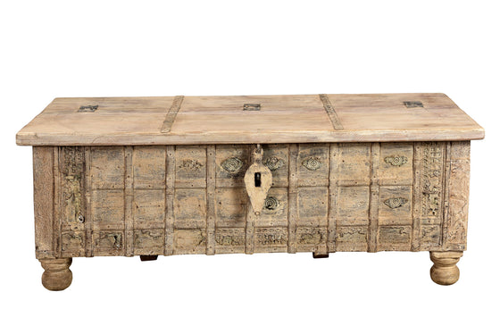 [[Pastel beige old Indian teak wood chest///Coffre indien en ancien bois de teck]]